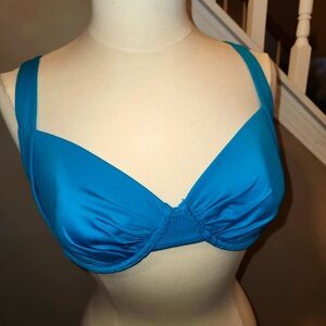 Size 34D Like New! Tommy Bahama Pearl Solid Bikini Top